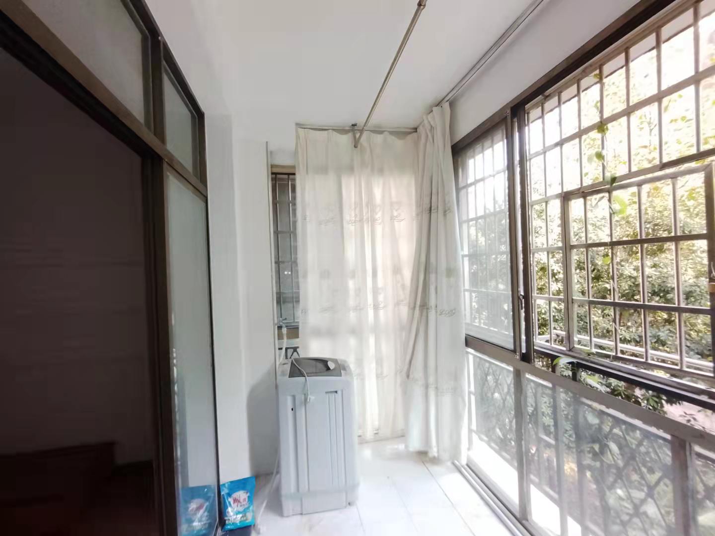 佳宁娜小区(梓山湖小区) 3室2厅2卫 2300.0元/月 佳宁娜小区(梓山湖小区) 3室2厅2卫 2300.0元/月室内图