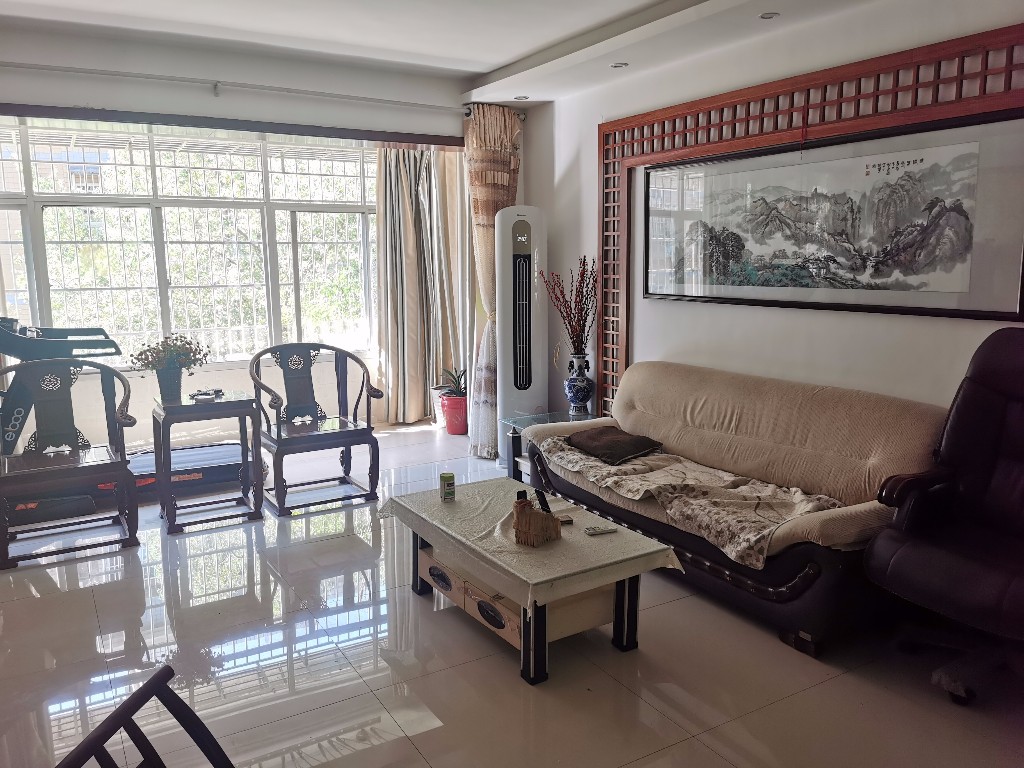 天泰花园(就是天泰小区)  4室2厅2卫    55.0万 天泰花园(就是天泰小区)  4室2厅2卫    55.0万客厅