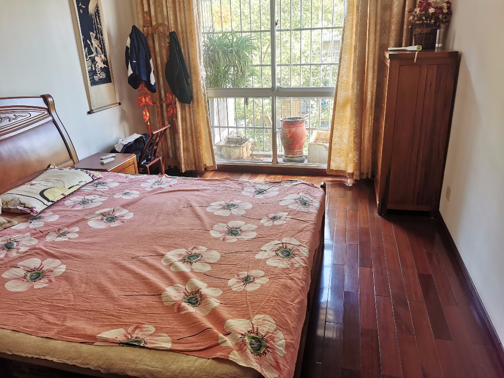 天泰花园(就是天泰小区)  4室2厅2卫    55.0万 天泰花园(就是天泰小区)  4室2厅2卫    55.0万客厅