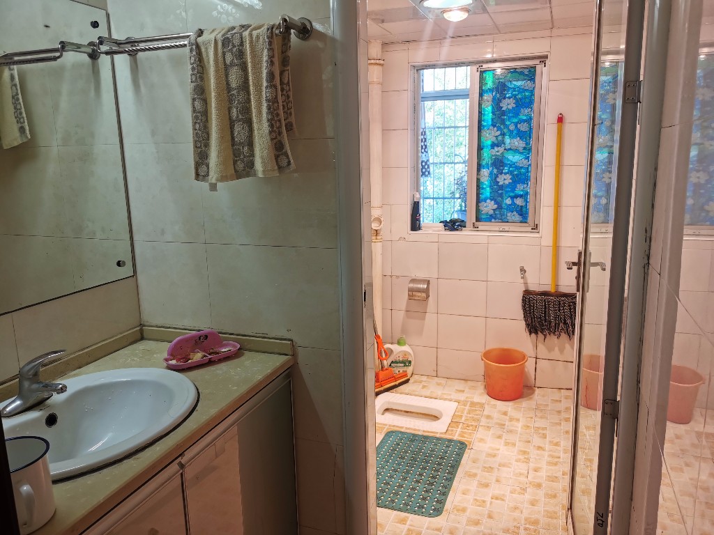 天泰花园(就是天泰小区)  4室2厅2卫    55.0万 天泰花园(就是天泰小区)  4室2厅2卫    55.0万客厅