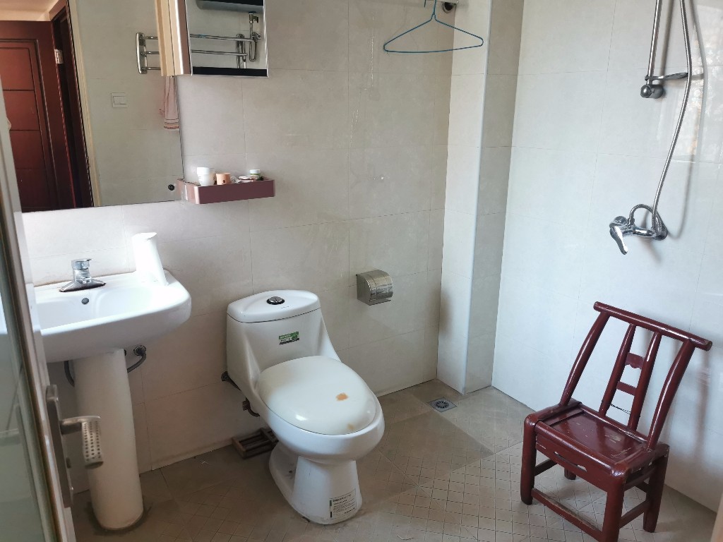 天泰花园(就是天泰小区)  4室2厅2卫    55.0万 天泰花园(就是天泰小区)  4室2厅2卫    55.0万客厅