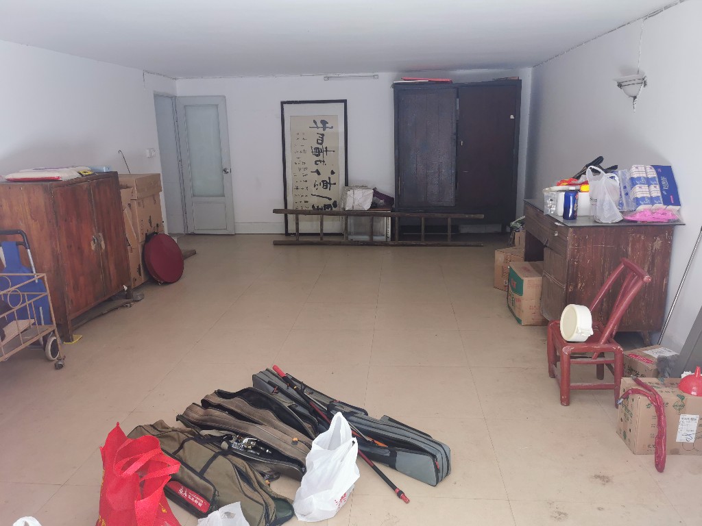 天泰花园(就是天泰小区)  4室2厅2卫    55.0万 天泰花园(就是天泰小区)  4室2厅2卫    55.0万客厅