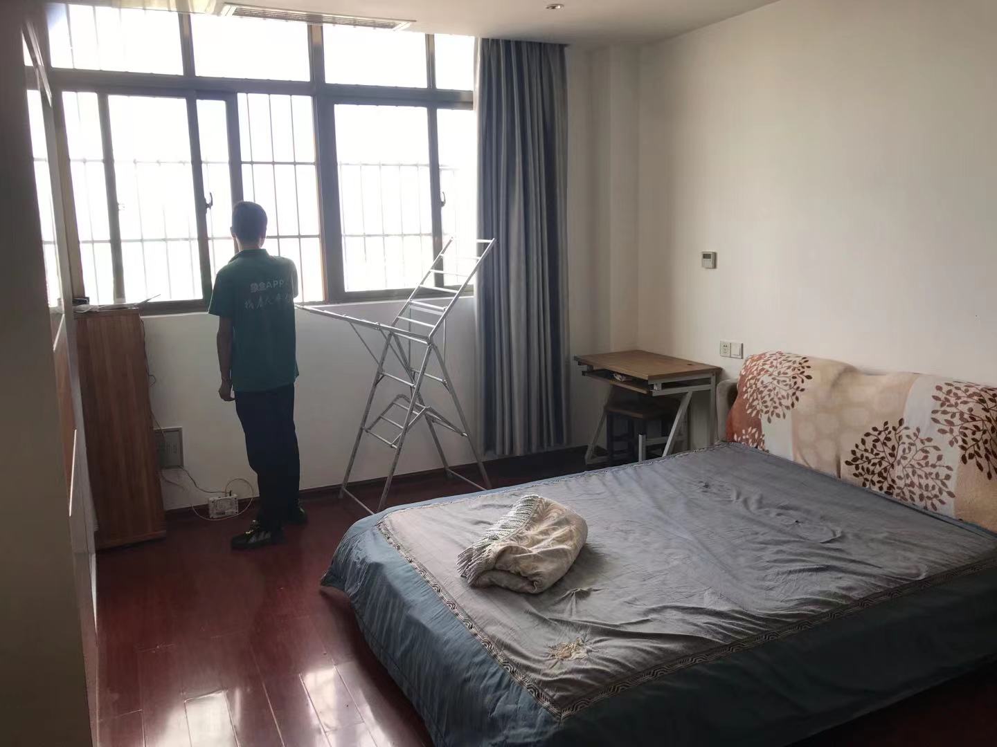 西湖公寓  1室1厅1卫    1200.0元/月 西湖公寓  1室1厅1卫    1200.0元/月室内图