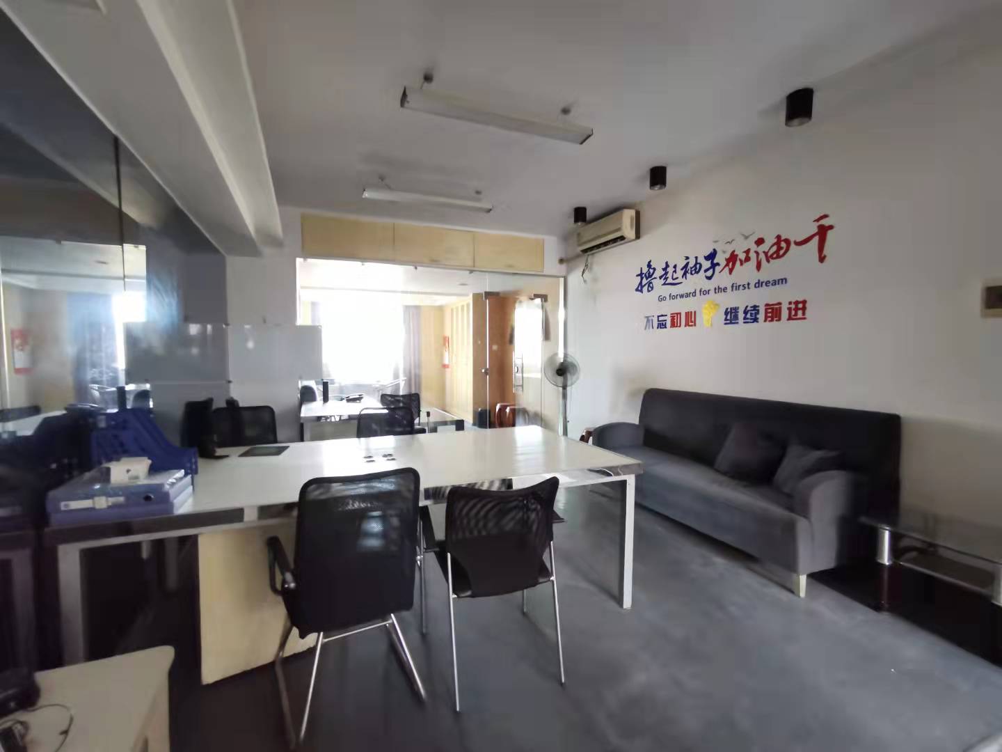 君临新世界  1室1厅1卫    1600.0元/月 君临新世界  1室1厅1卫    1600.0元/月