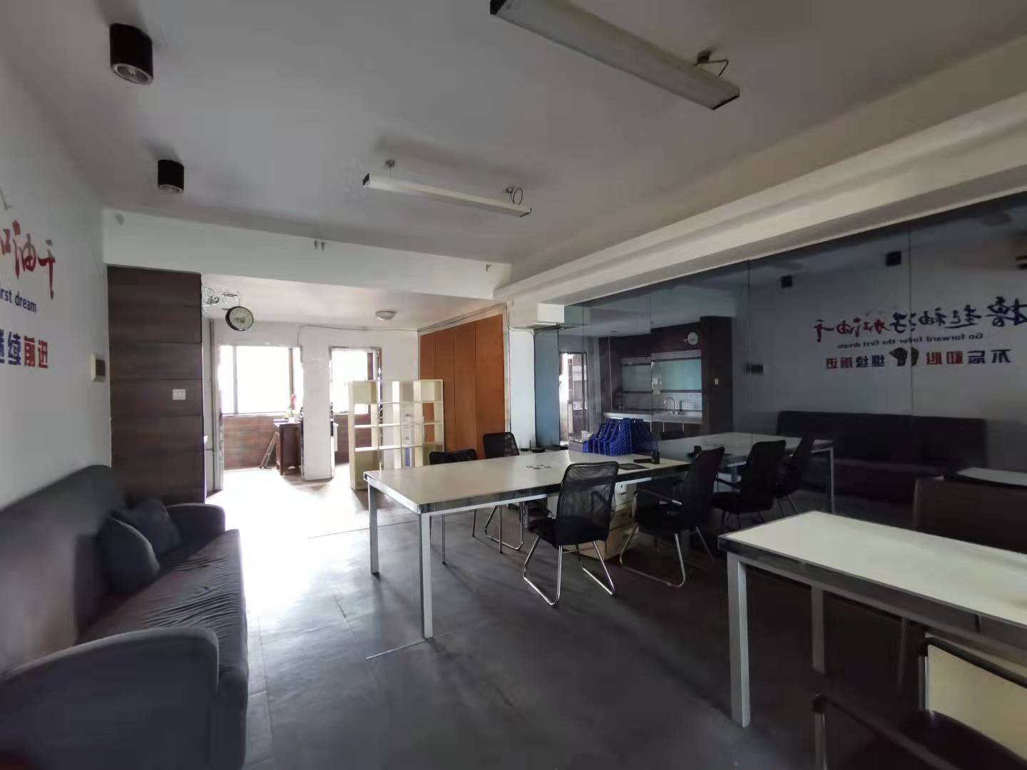 君临新世界  1室1厅1卫    1600.0元/月 君临新世界  1室1厅1卫    1600.0元/月室内图