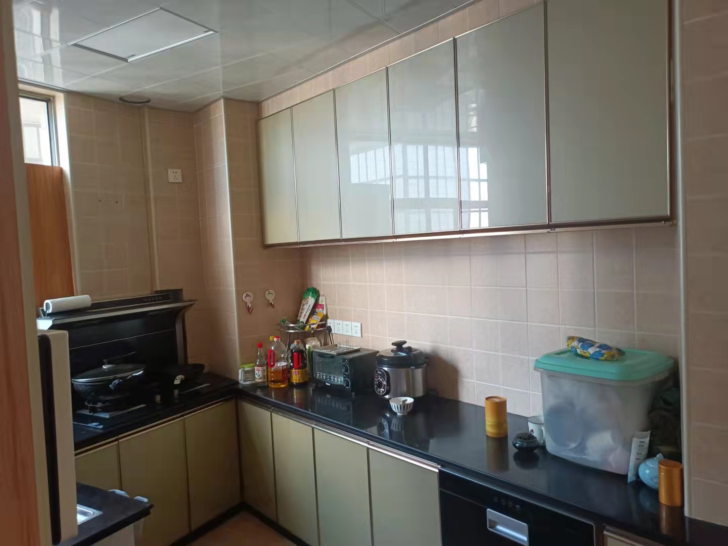 上和世家  4室2厅2卫    98.8万客厅