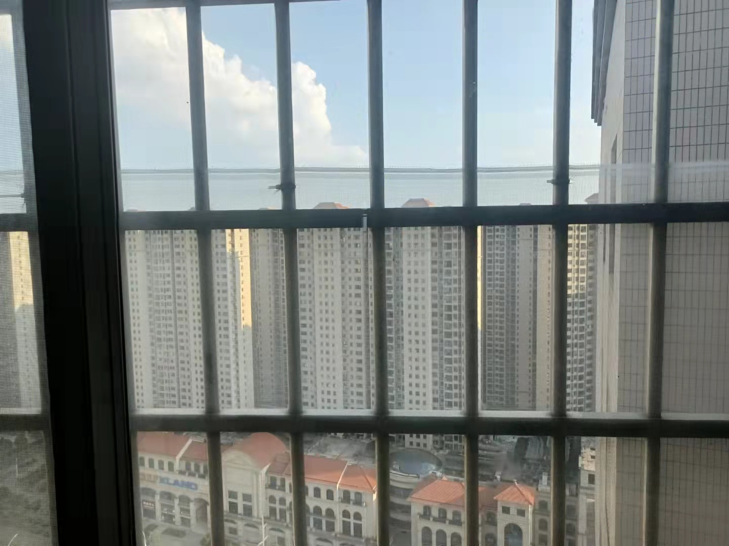 上和世家  4室2厅2卫    98.8万客厅