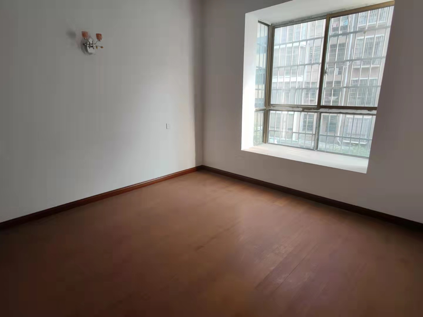 幸福里  3室2厅2卫    59.8万卧室