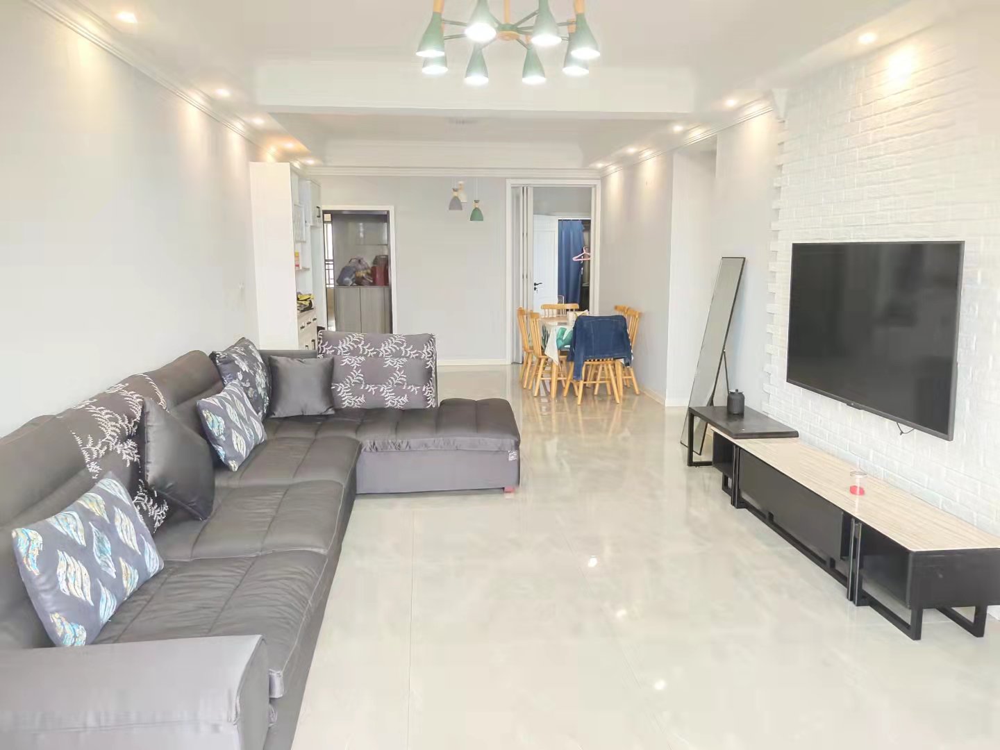 紫御华庭  2室2厅1卫    95.88万 紫御华庭  2室2厅1卫    95.88万客厅