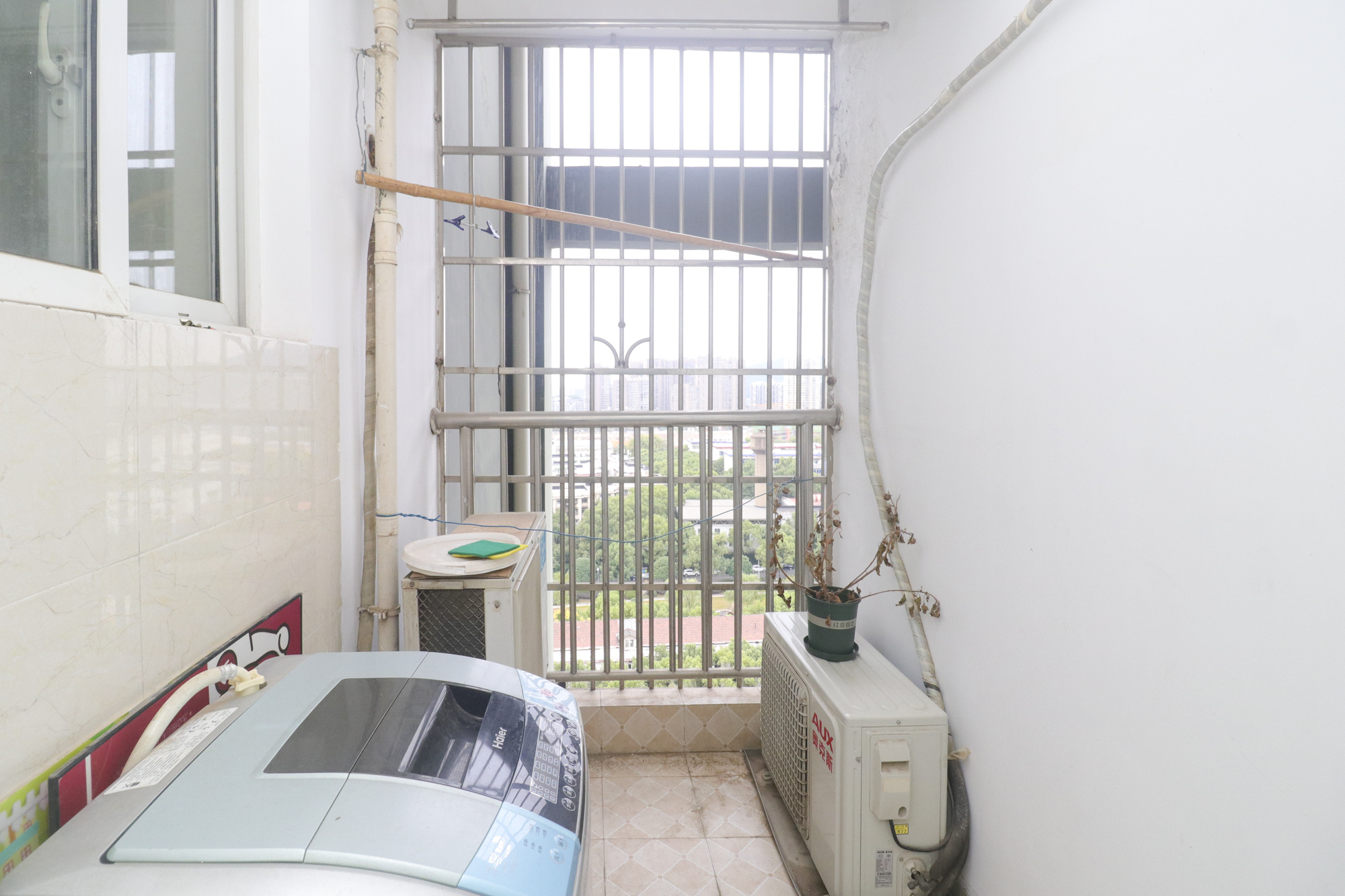 香麓丽舍  3室2厅2卫   98.00万阳台