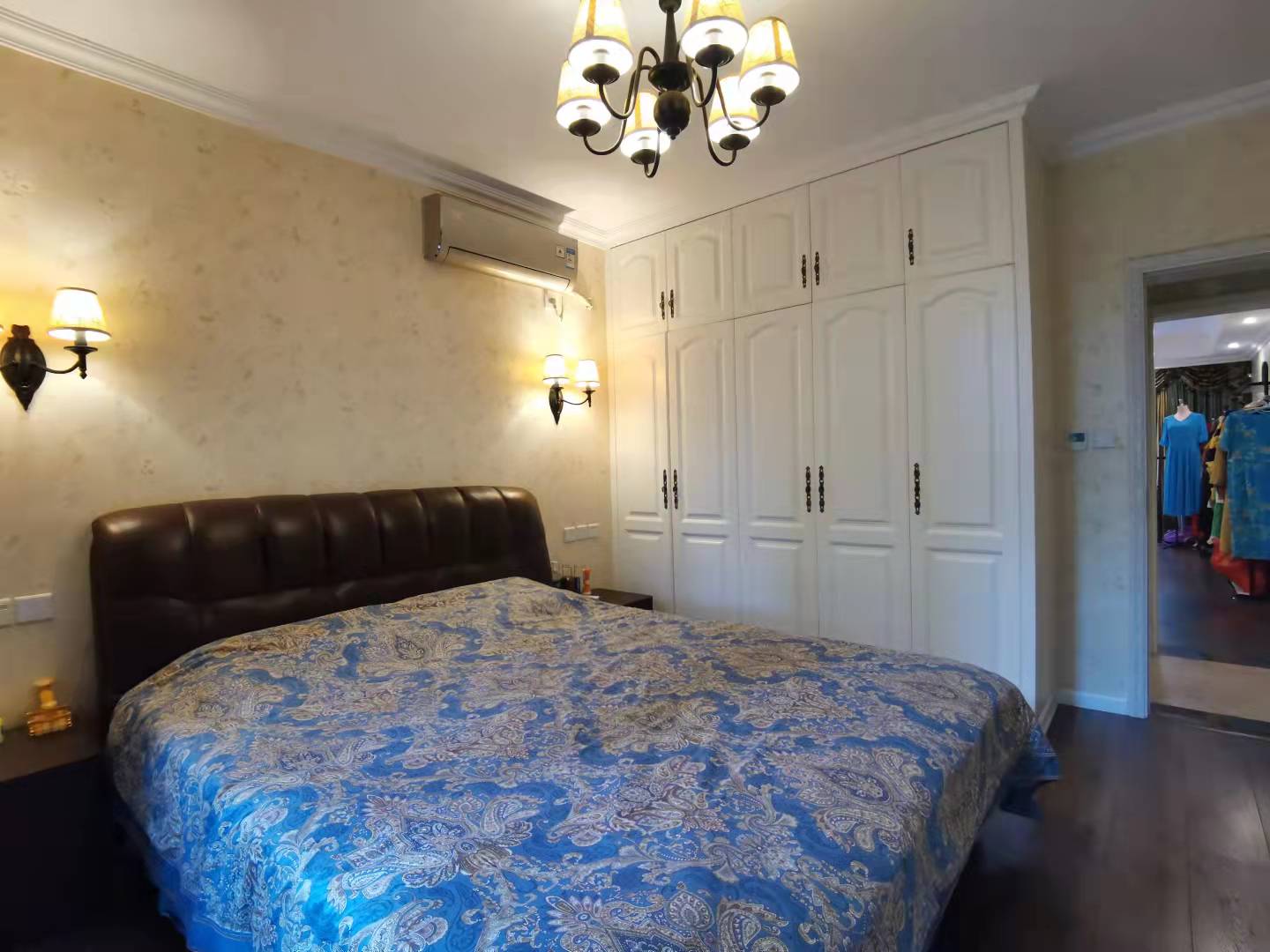 南湖国际2期  3室2厅2卫    300.0万卧室