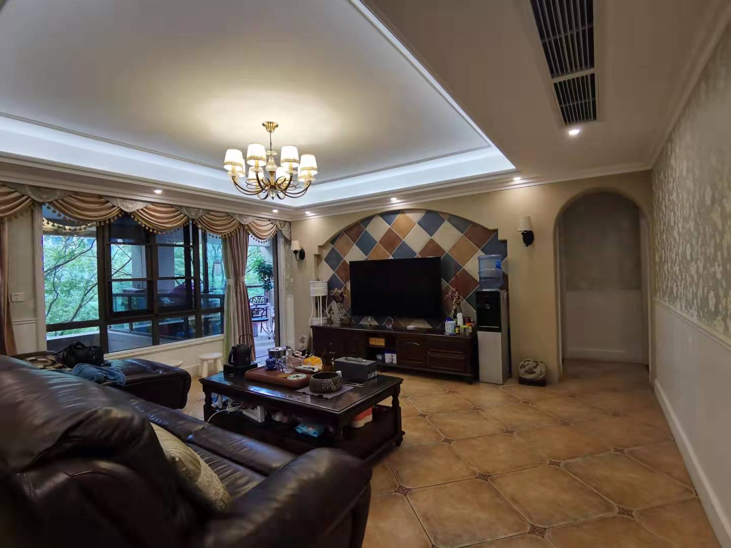 南湖国际2期  3室2厅2卫    300.0万客厅