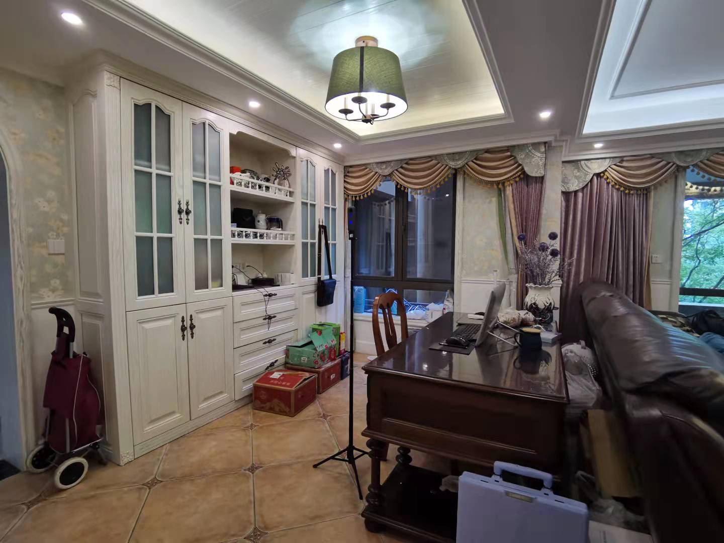 南湖国际2期  3室2厅2卫    300.0万客厅