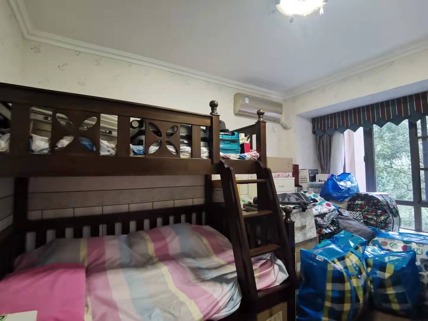 南湖国际2期  3室2厅2卫    300.0万卧室