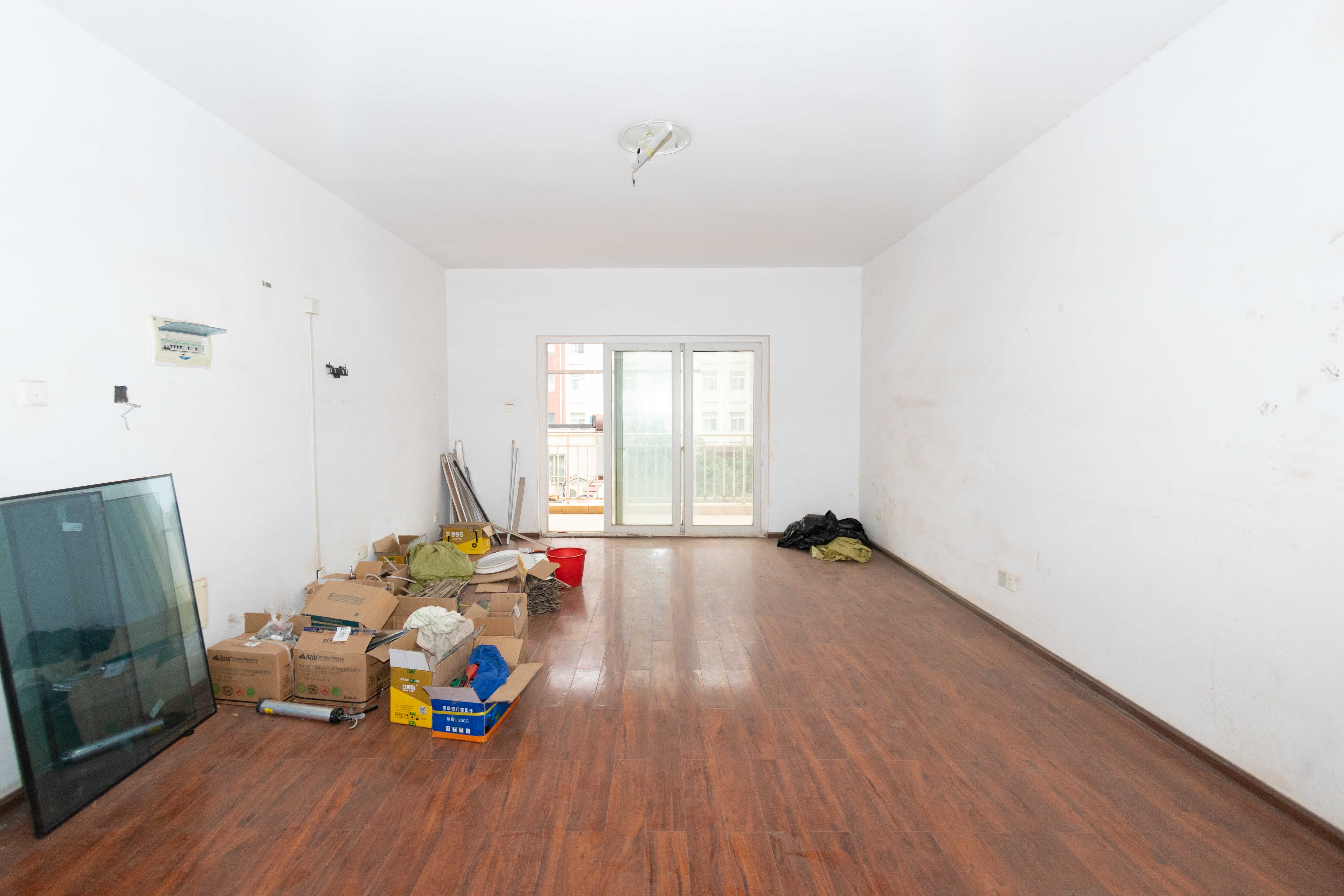 山水南雅 4室2厅2厨2卫 90.00万客厅