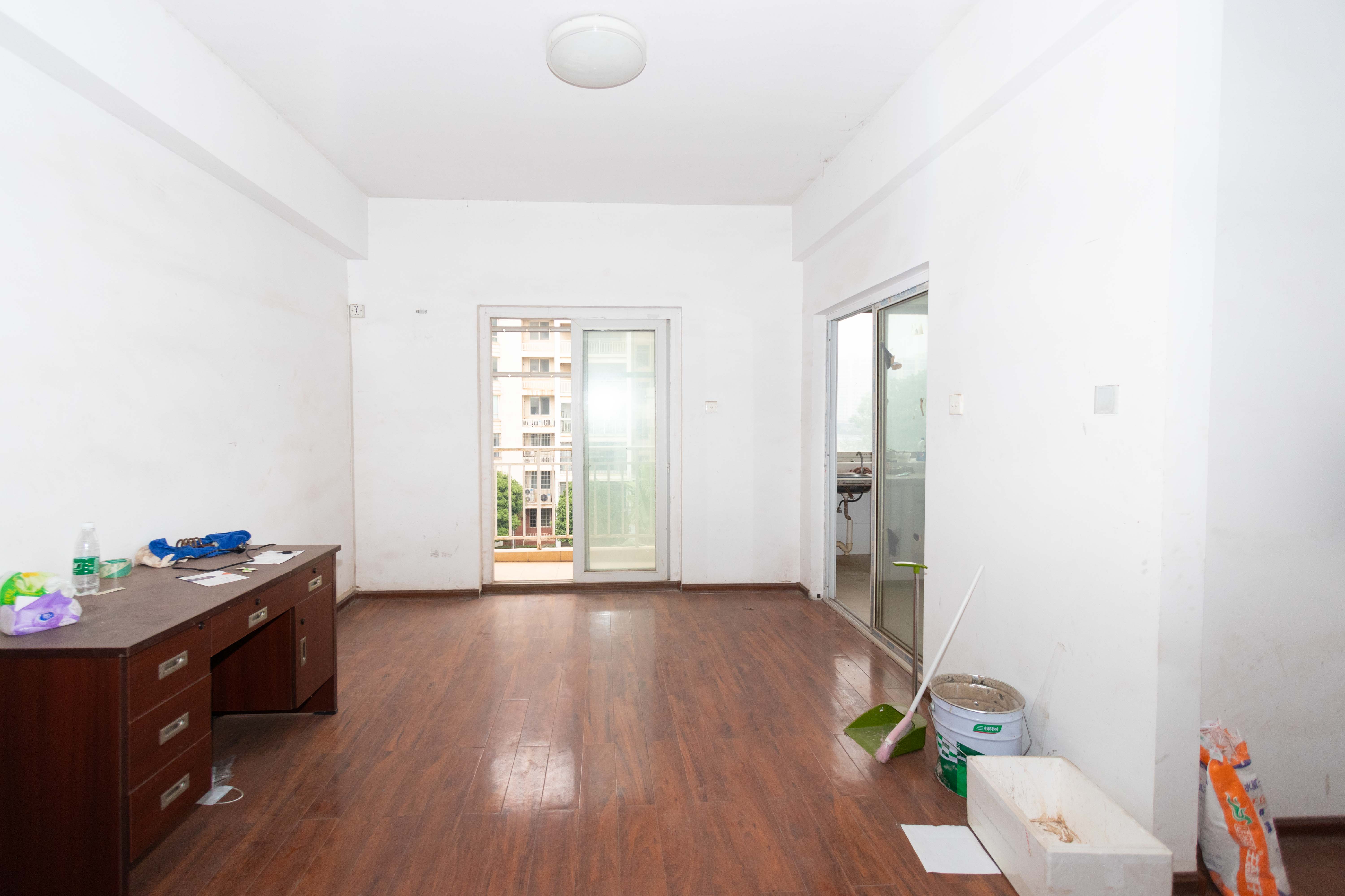 山水南雅 4室2厅2厨2卫 90.00万 山水南雅 4室2厅2厨2卫 90.00万客厅