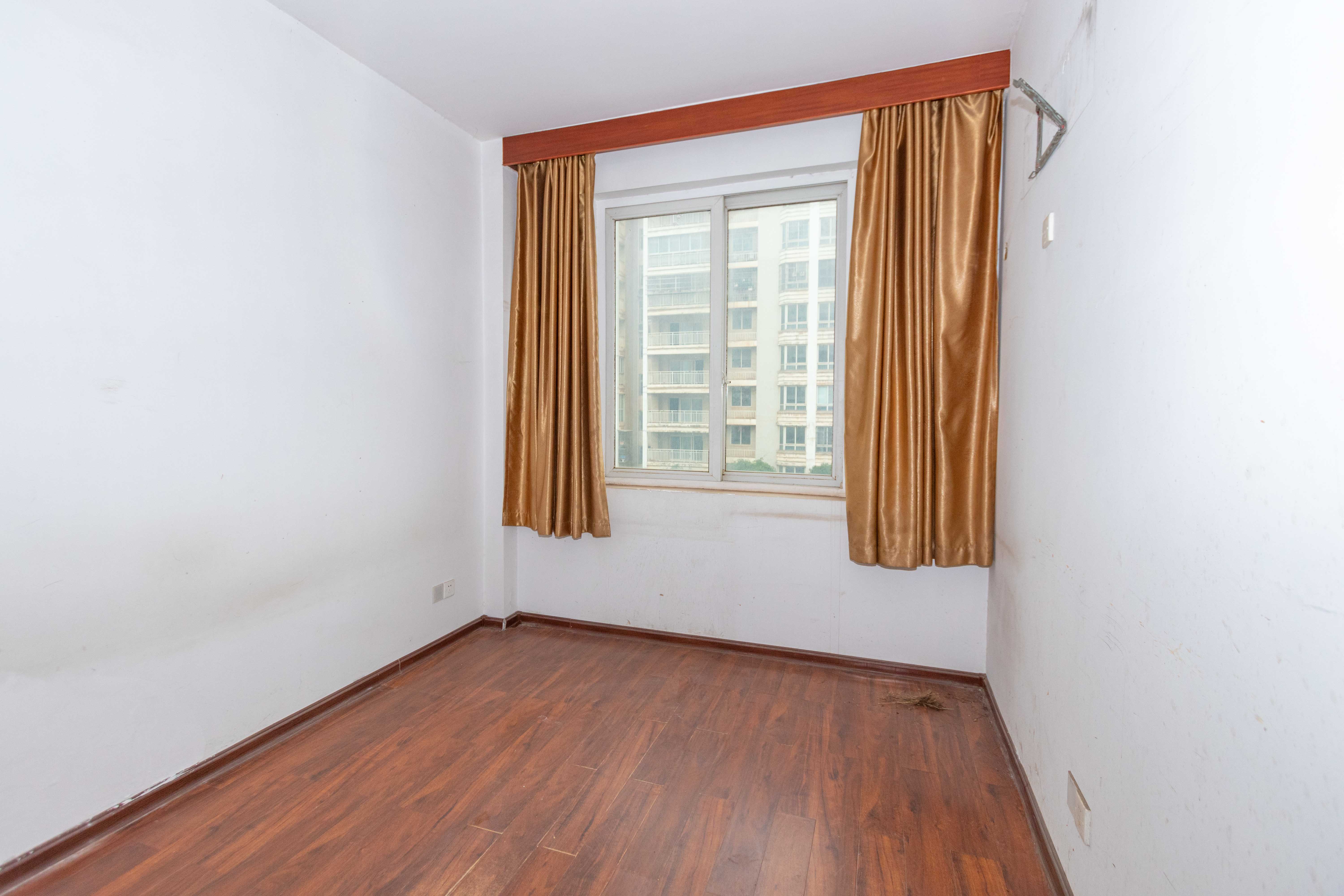 山水南雅 4室2厅2厨2卫 90.00万 山水南雅 4室2厅2厨2卫 90.00万主卧