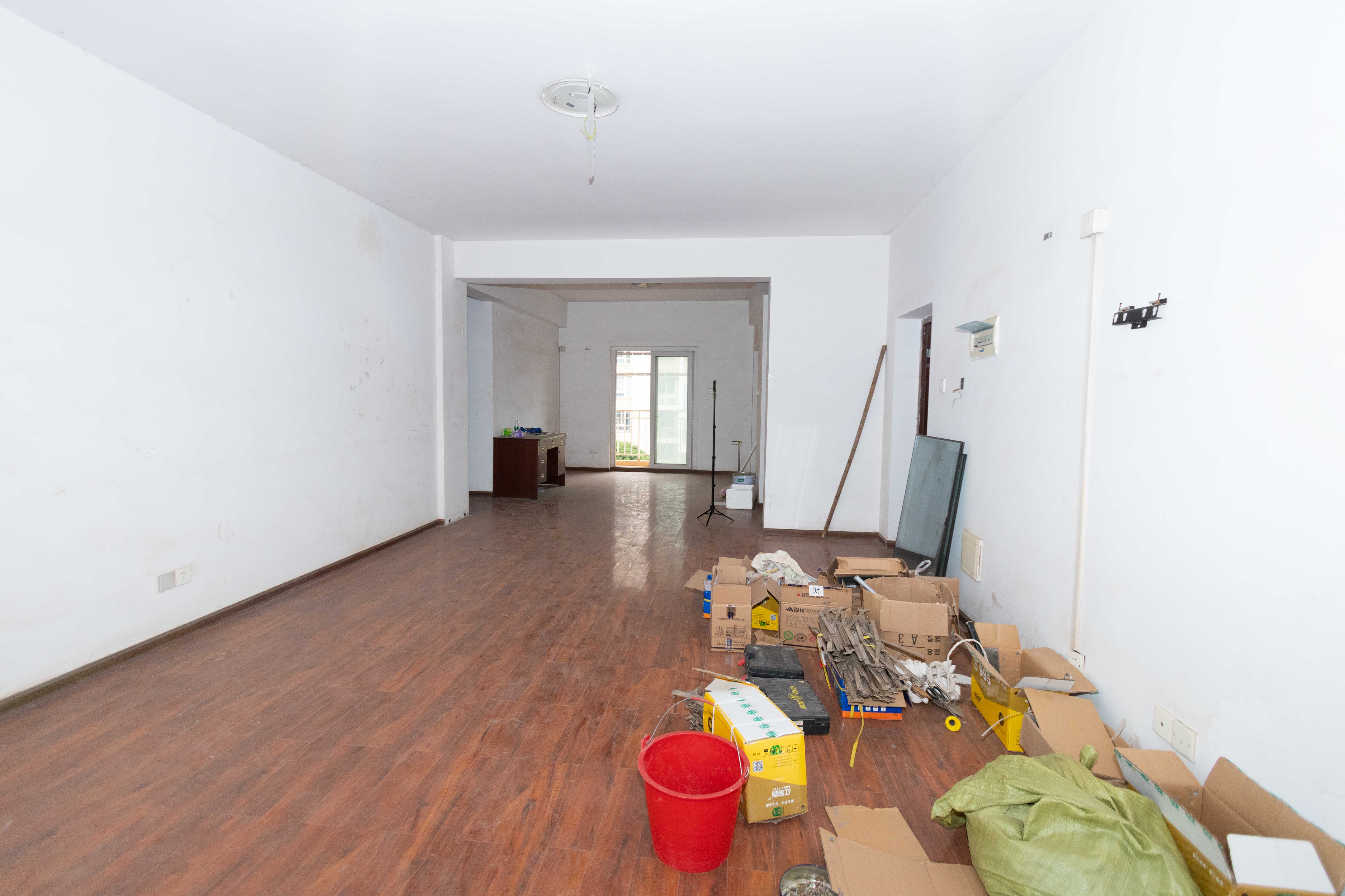 山水南雅 4室2厅2厨2卫 90.00万客厅