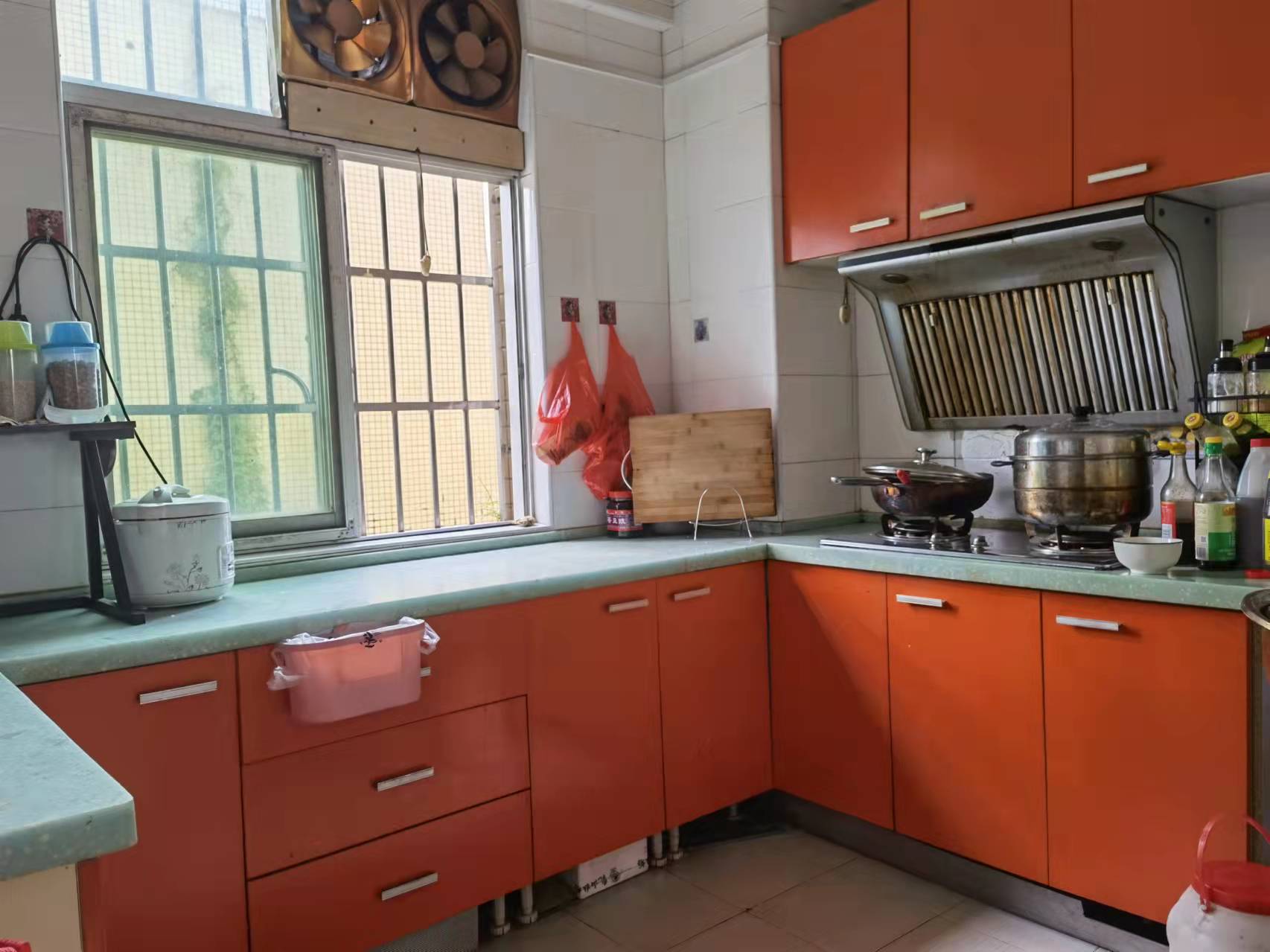 辉煌广场  3室2厅2卫    55.0万 辉煌广场  3室2厅2卫    55.0万卧室