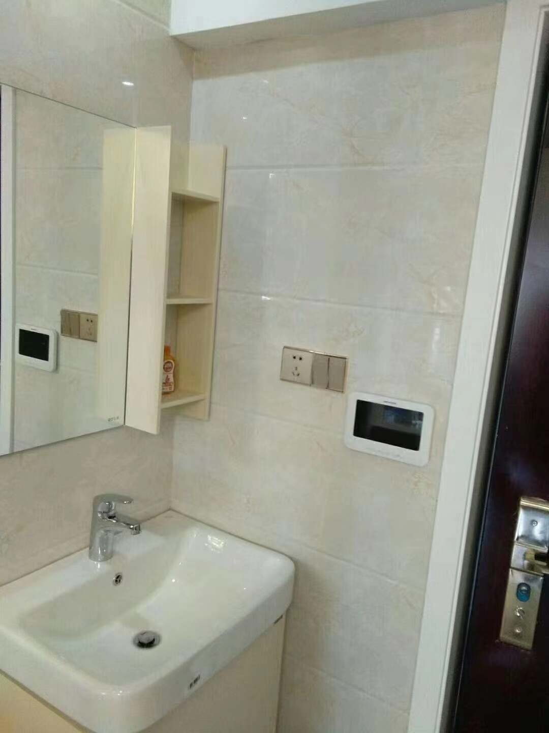 岳阳新天地 2室1厅1卫 1800.0元/月 岳阳新天地 2室1厅1卫 1800.0元/月室内图