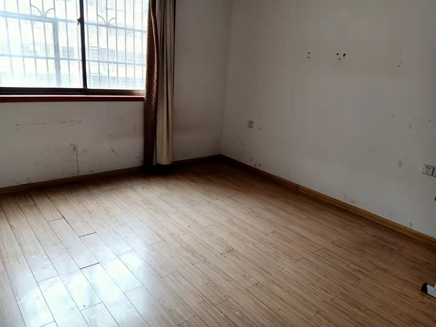 银路家园（公路局单位房）  5室2厅1卫   3500.00元/月室内图
