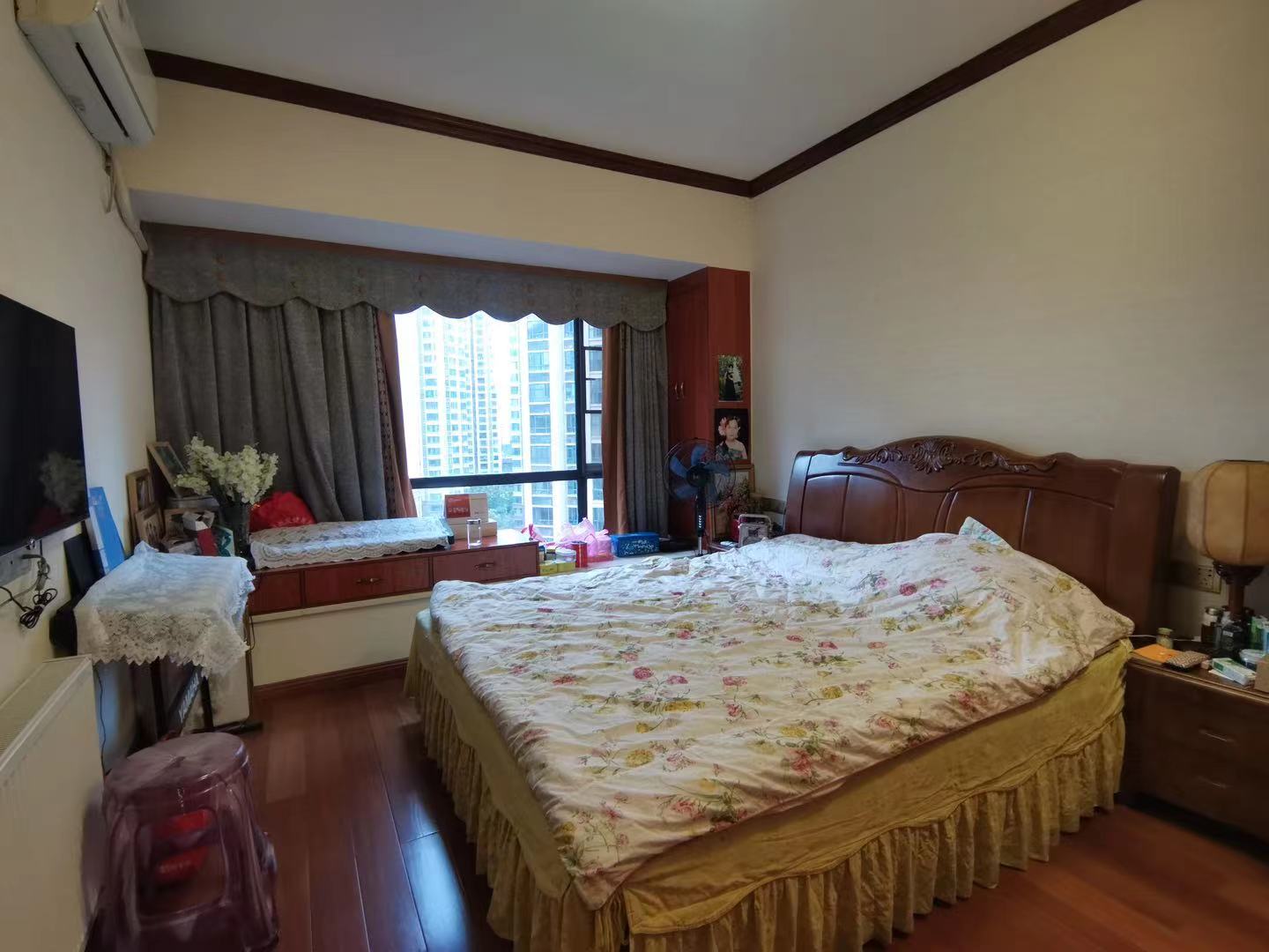 经世龙城  4室2厅2卫    148.0万客厅