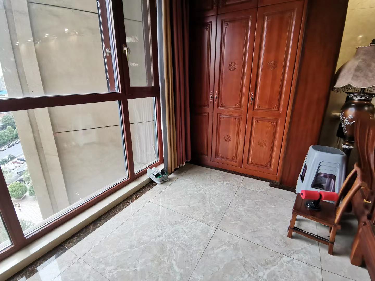 经世龙城  4室2厅2卫    148.0万客厅