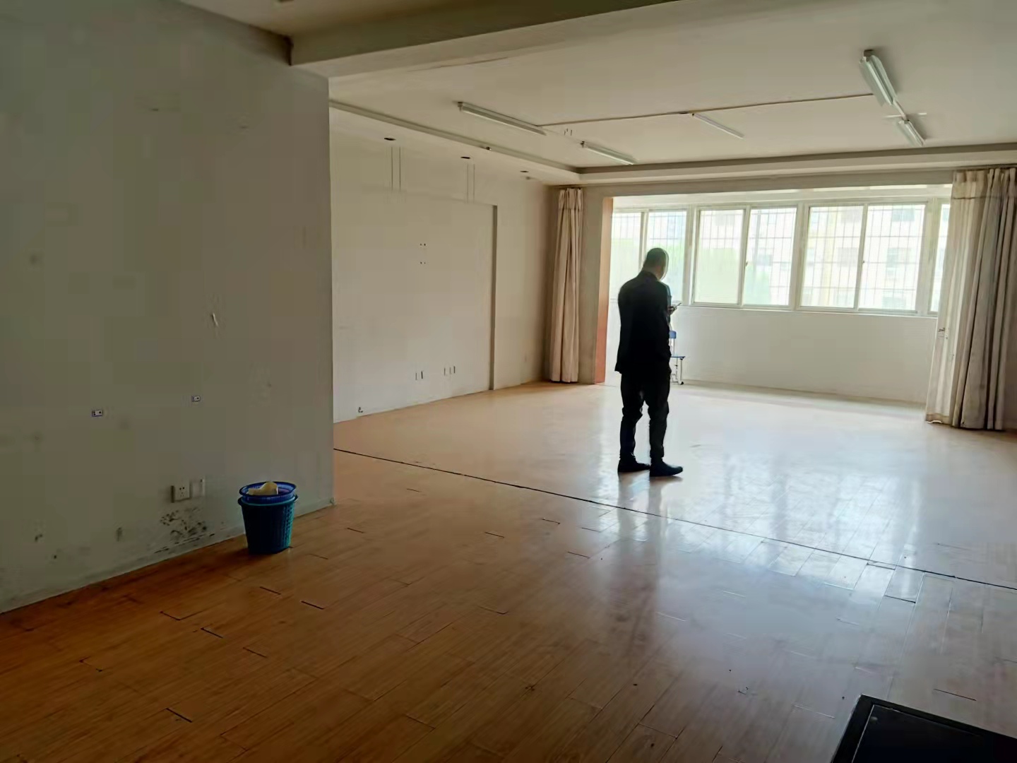 银路家园（公路局单位房）  5室2厅1卫   3500.00元/月室内图