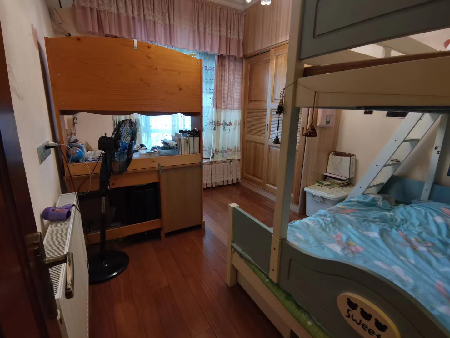 经世龙城  4室2厅2卫    148.0万客厅