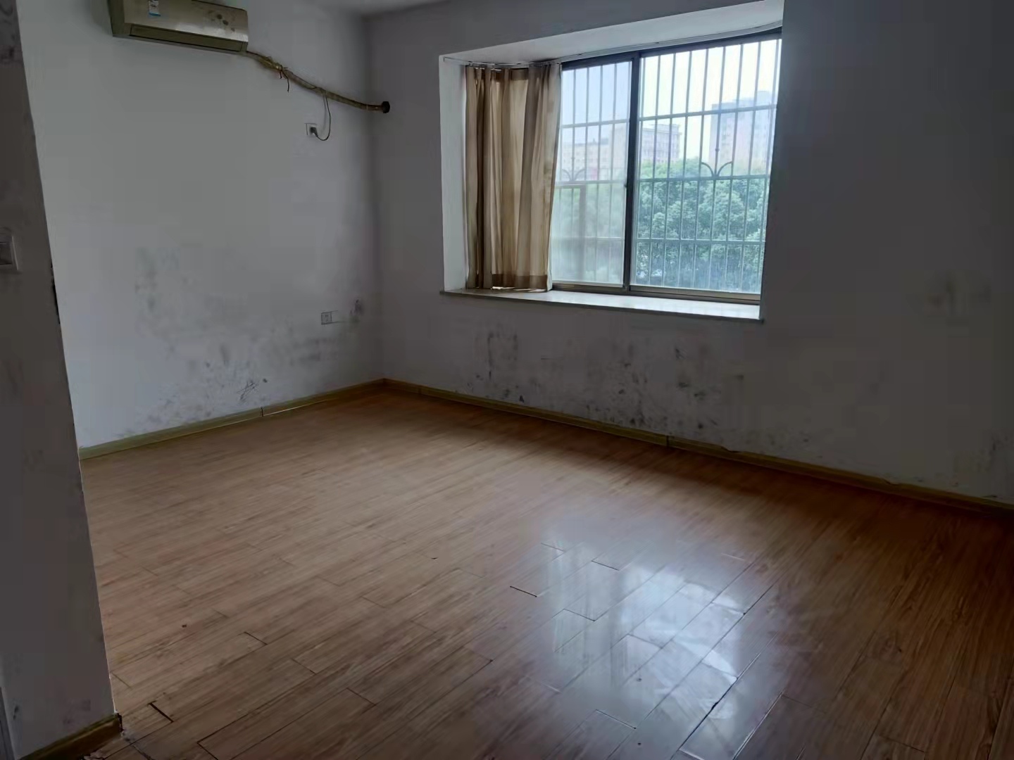 银路家园（公路局单位房）  5室2厅1卫   3500.00元/月室内图