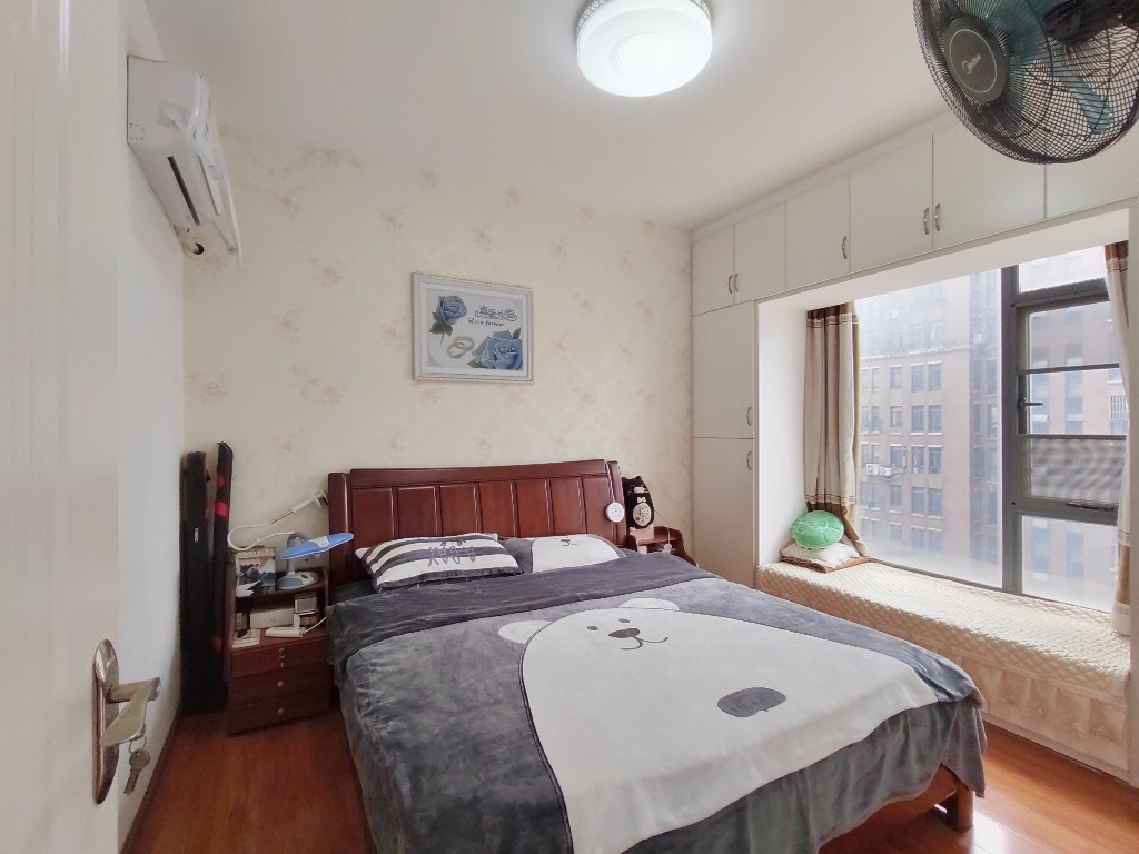 恒大华府 3室2厅1卫 80.0万 恒大华府 3室2厅1卫 80.0万客厅