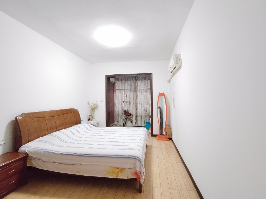 西域名邸  3室2厅1卫    110.0万 西域名邸  3室2厅1卫    110.0万客厅