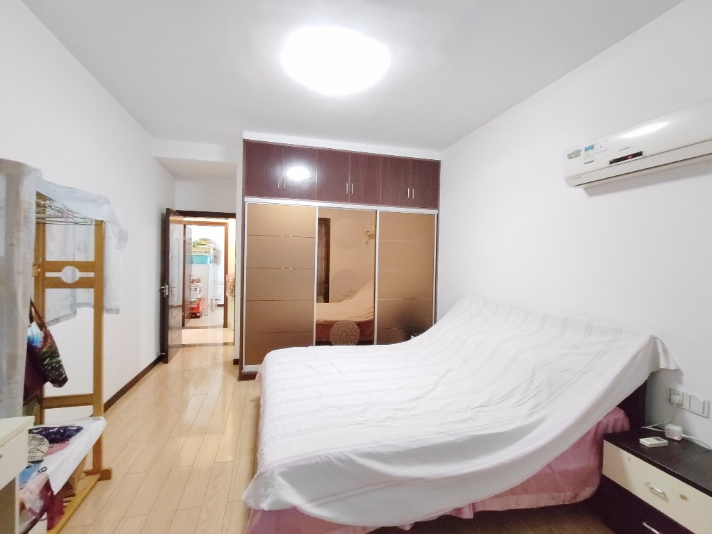 西域名邸  3室2厅1卫    110.0万 西域名邸  3室2厅1卫    110.0万客厅