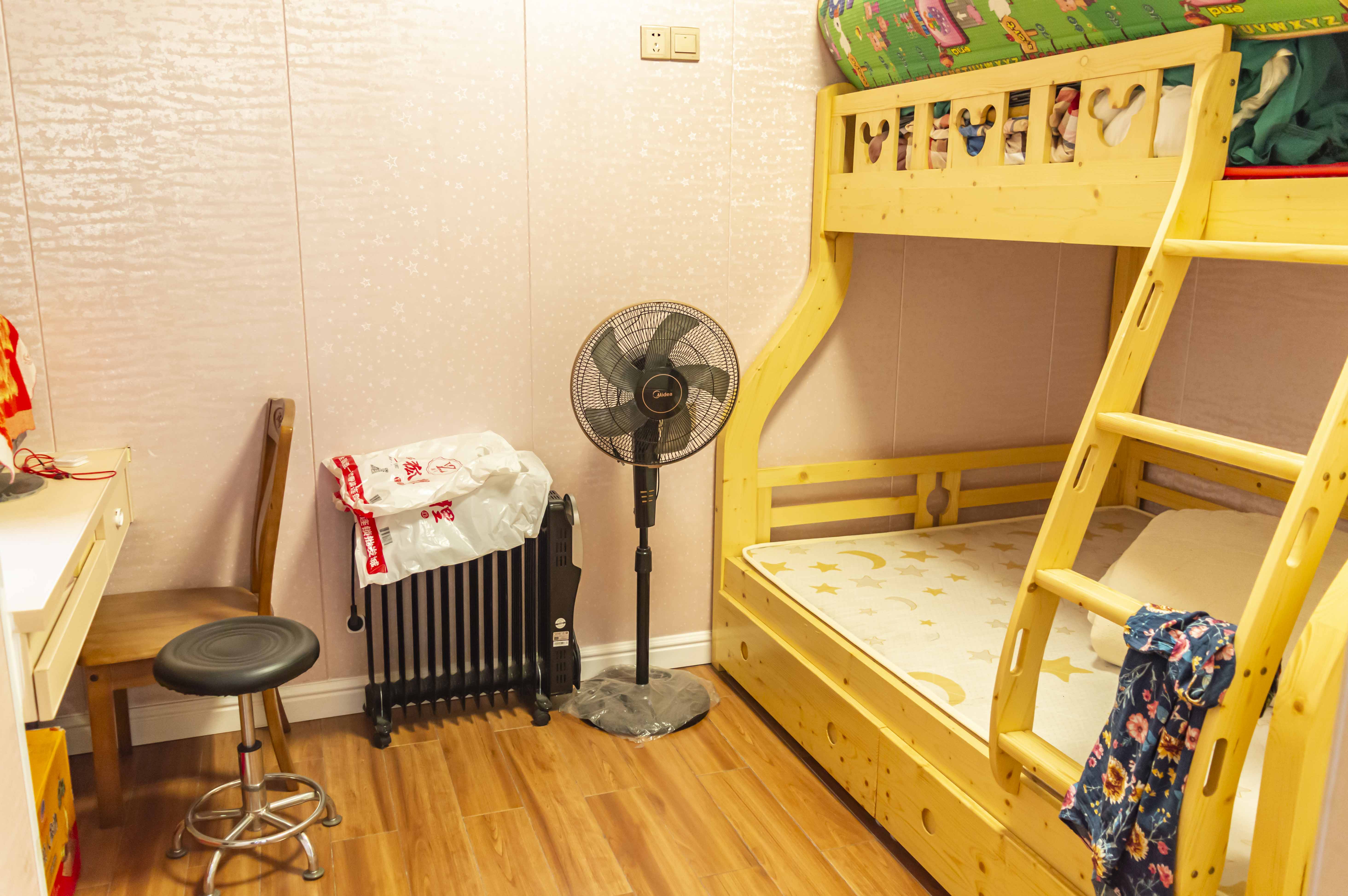 东方新城 2室2厅1卫 42.8万 东方新城 2室2厅1卫 42.8万客厅