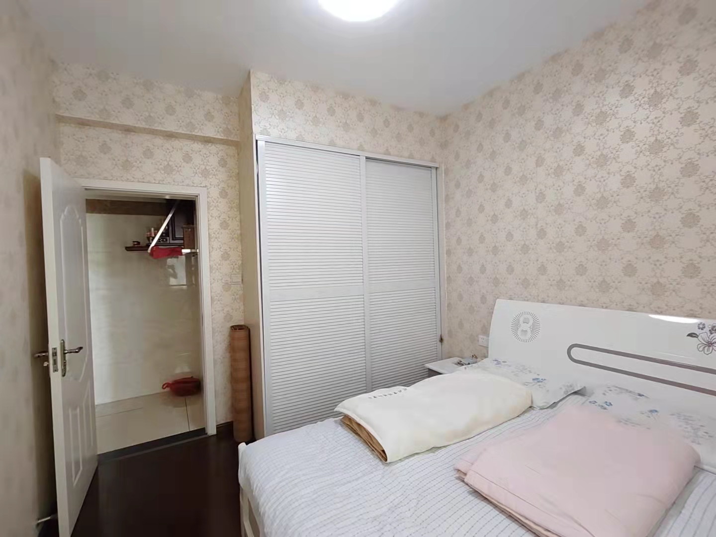 滨江花园  3室2厅2卫   105.00万客厅