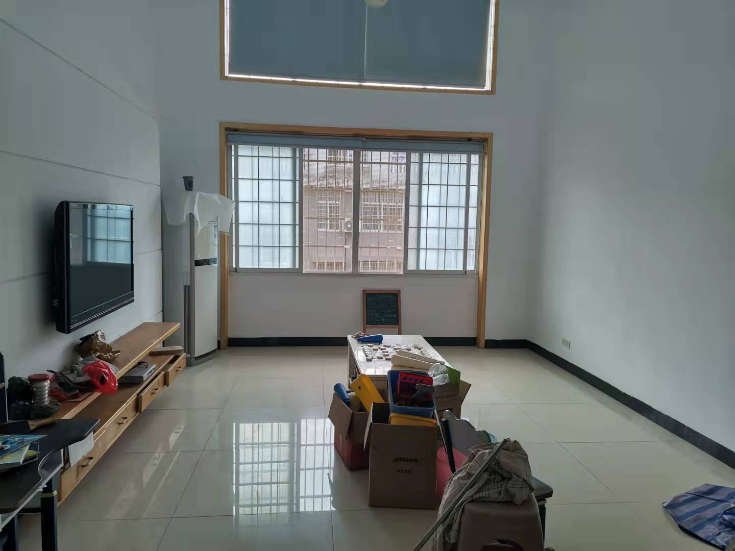 丽景港湾 6室2厅3卫 58.0万 丽景港湾 6室2厅3卫 58.0万客厅