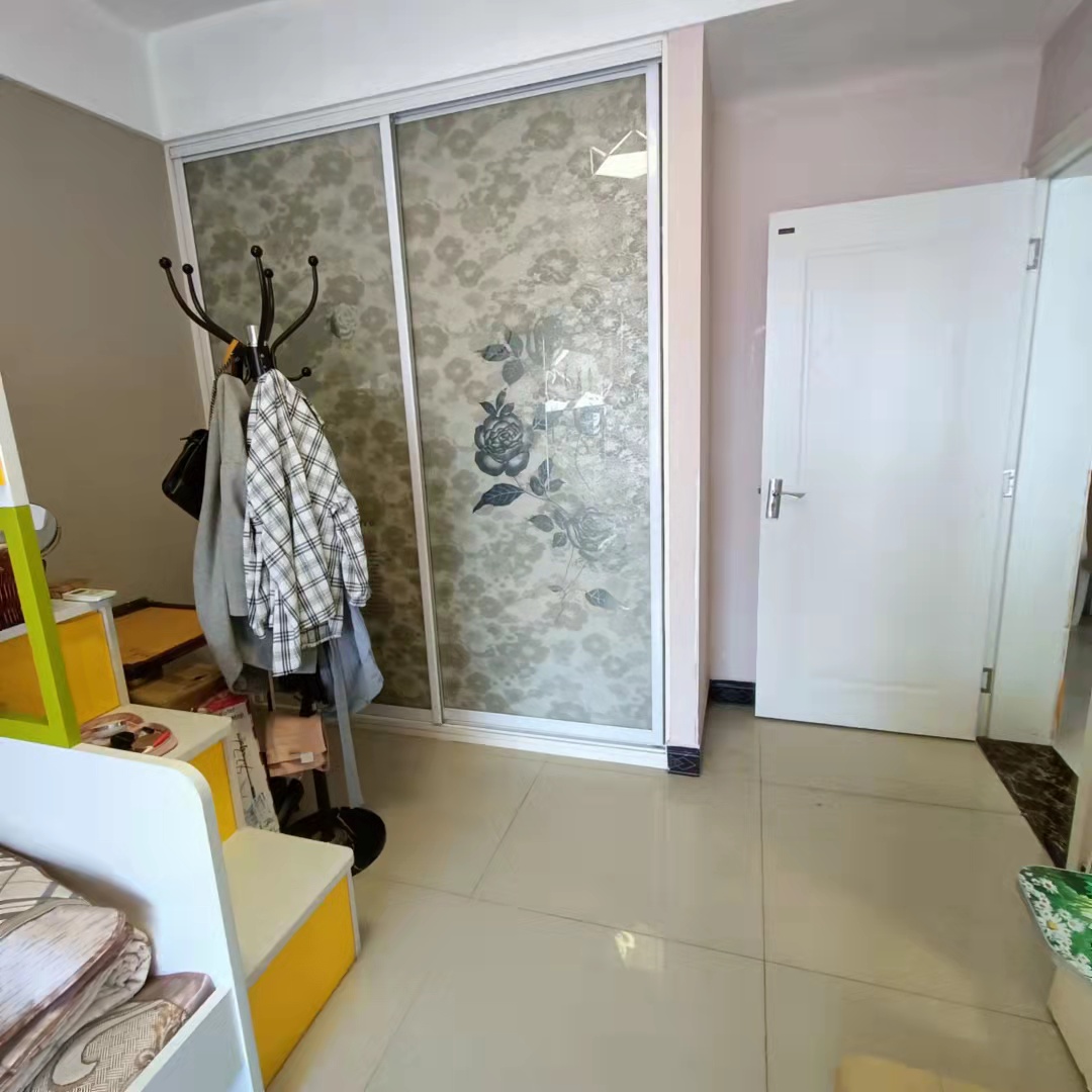 凯翔银座  2室1厅1卫    1800.0元/月 凯翔银座  2室1厅1卫    1800.0元/月室内图