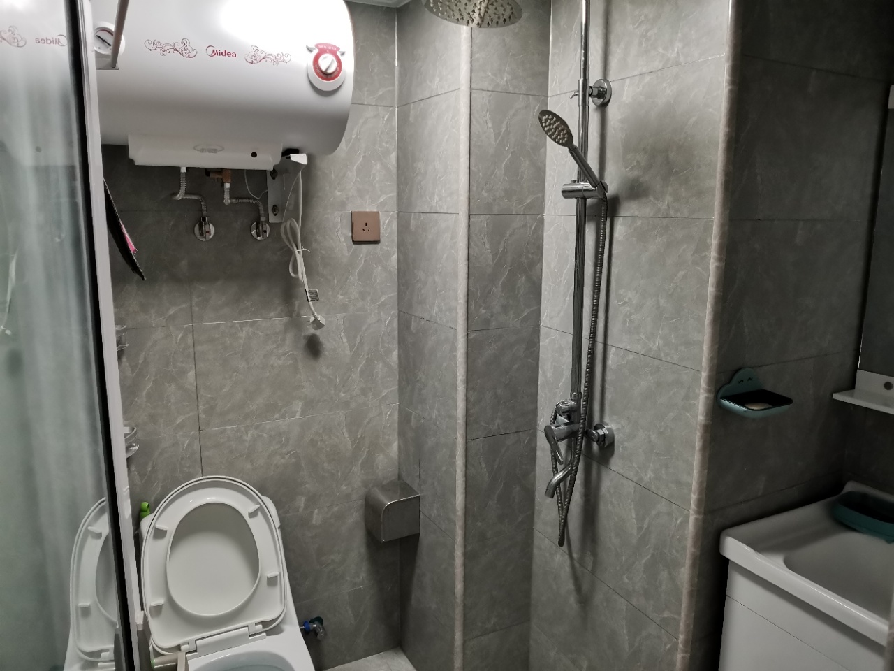 裕天国际商汇中心 1室1厅1卫 2200.0元/月 裕天国际商汇中心 1室1厅1卫 2200.0元/月室内图