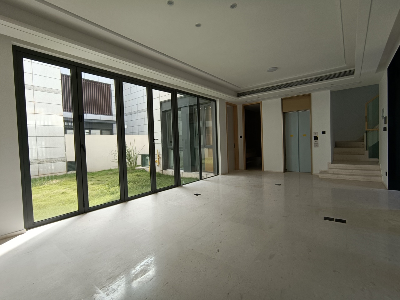 北辰府  5室3厅2卫    700.0万 北辰府  5室3厅2卫    700.0万客厅