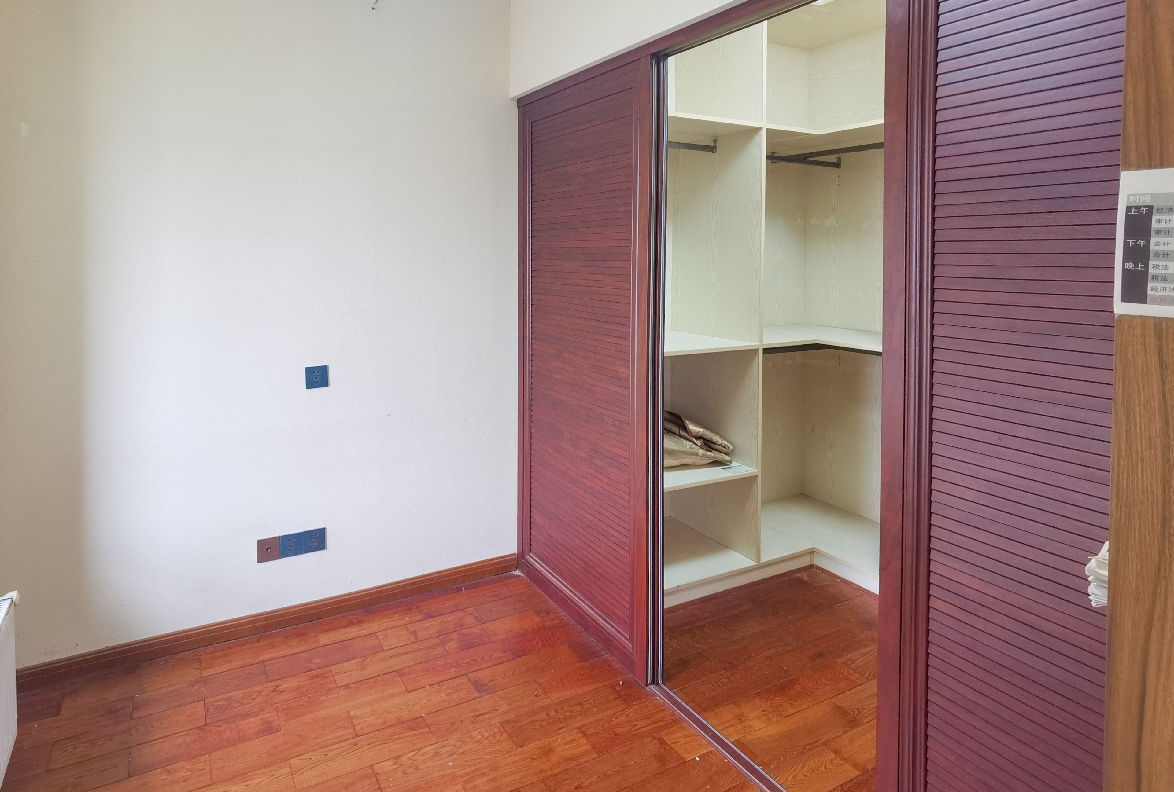 中建御山和苑 3室2厅2卫 79.8万 中建御山和苑 3室2厅2卫 79.8万客厅