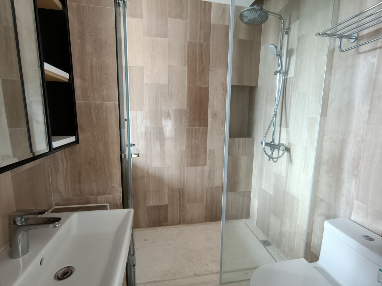 北辰府  5室3厅2卫    700.0万 北辰府  5室3厅2卫    700.0万客厅