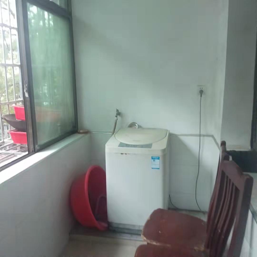 橡胶机家属区  2室1厅1卫    650.0元/月 橡胶机家属区  2室1厅1卫    650.0元/月室内图