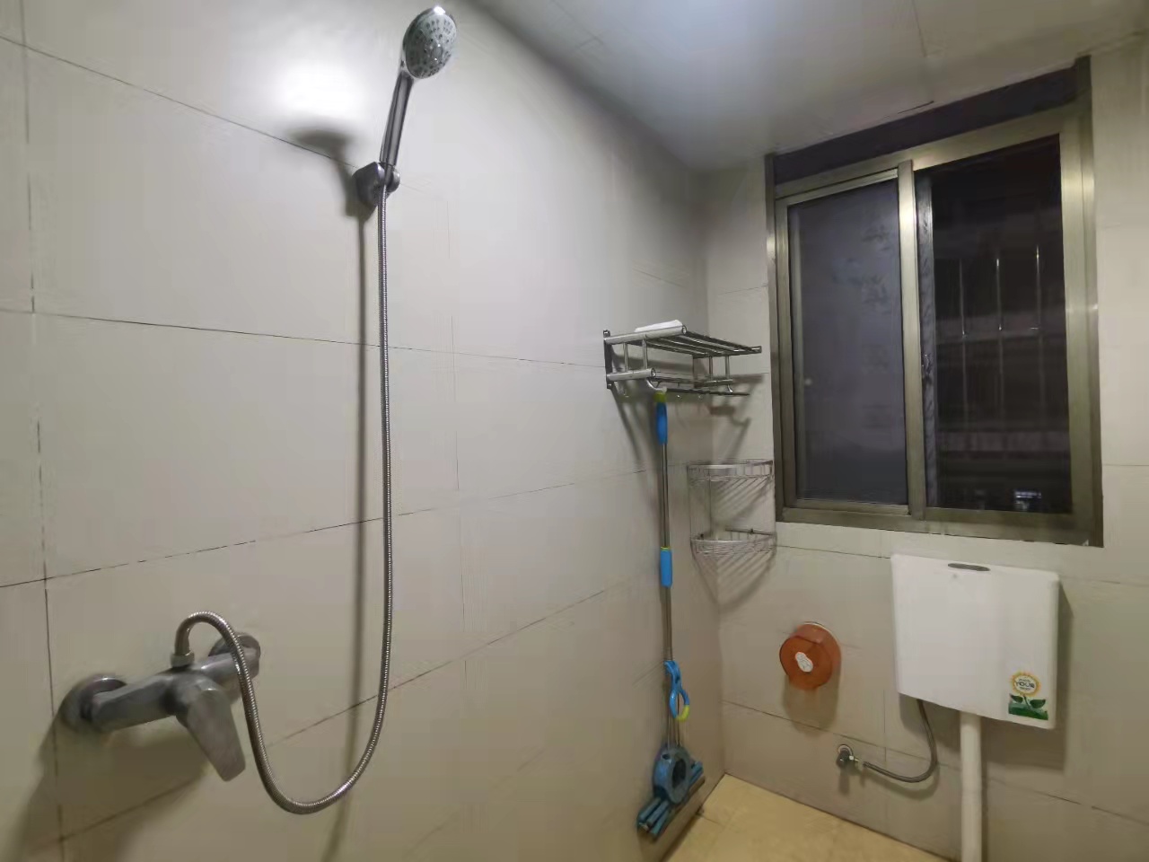 羊舞岭小区 4室4厅1卫 1400.0元/月 羊舞岭小区 4室4厅1卫 1400.0元/月室内图