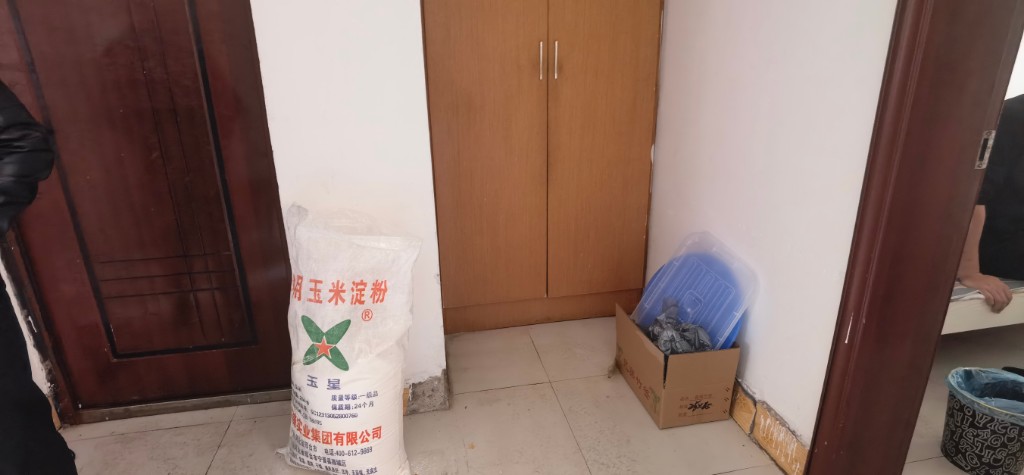 高岭小区  1室1厅1卫    1200.0元/月 高岭小区  1室1厅1卫    1200.0元/月室内图1