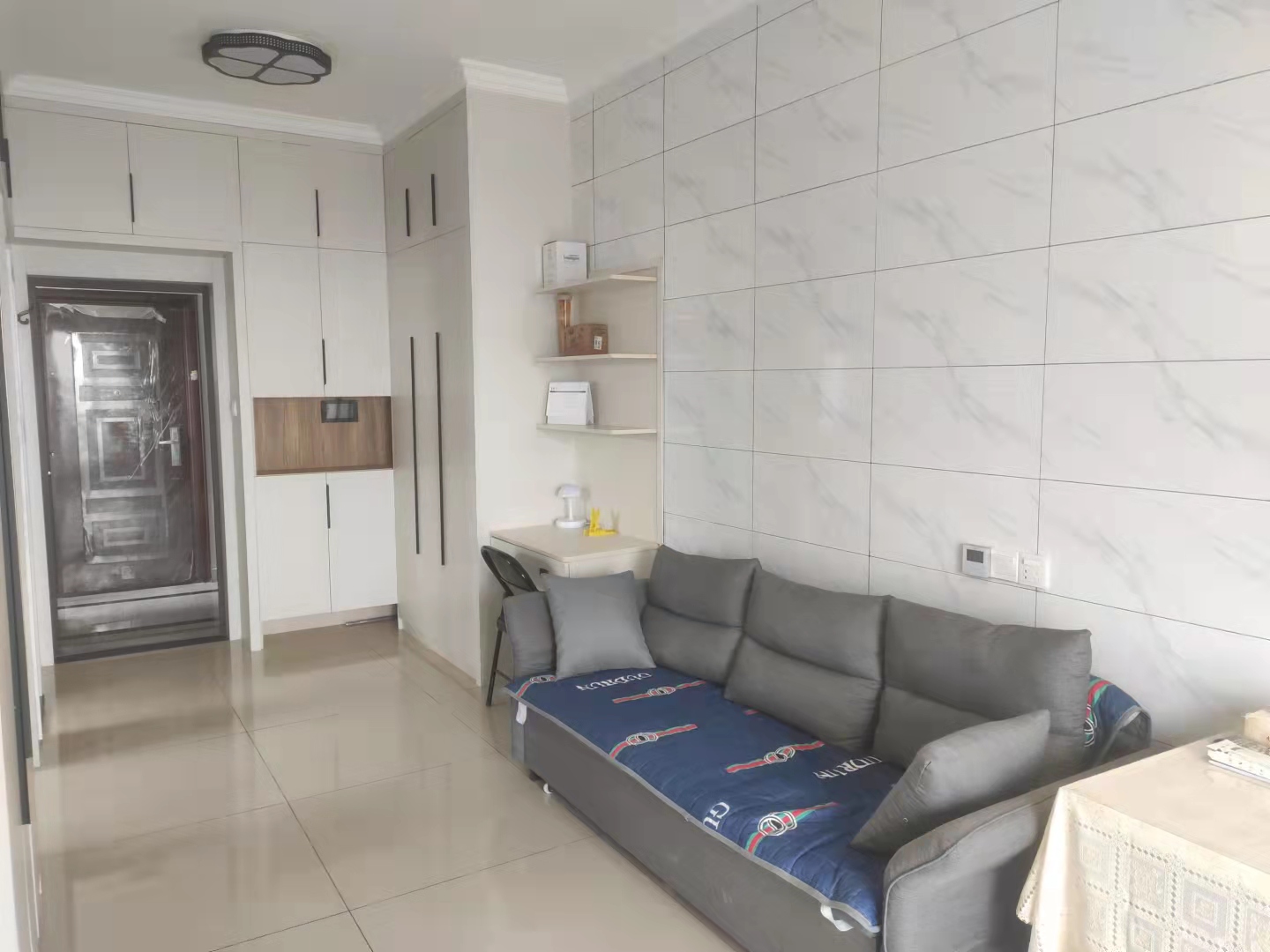 天润广场  1室1厅1卫    1900.0元/月 天润广场  1室1厅1卫    1900.0元/月室内图