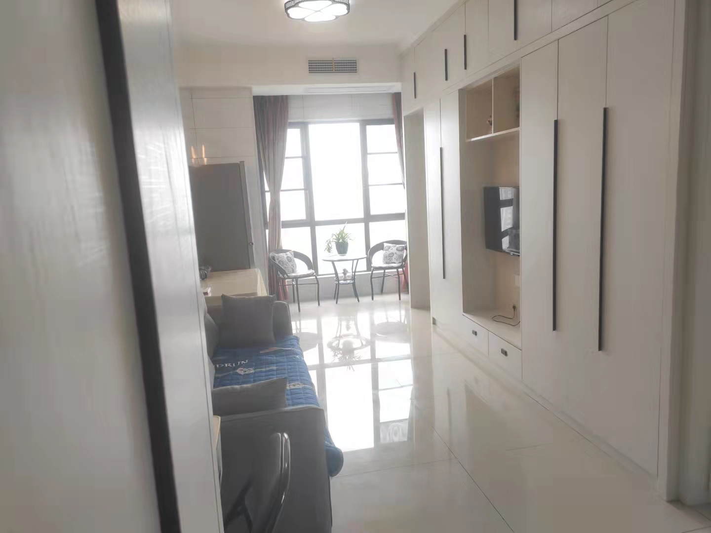 天润广场  1室1厅1卫    1900.0元/月 天润广场  1室1厅1卫    1900.0元/月室内图