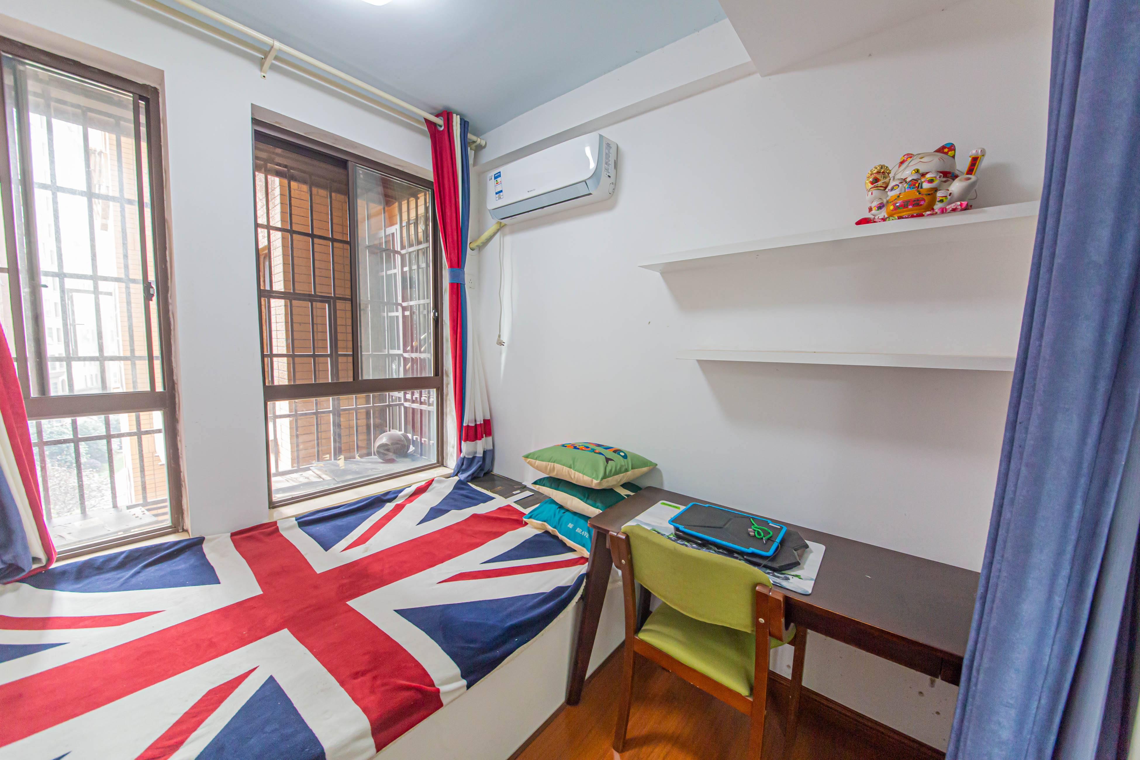 中信凯旋蓝岸（中信新城三期）  3室2厅1卫    95.0万卧室