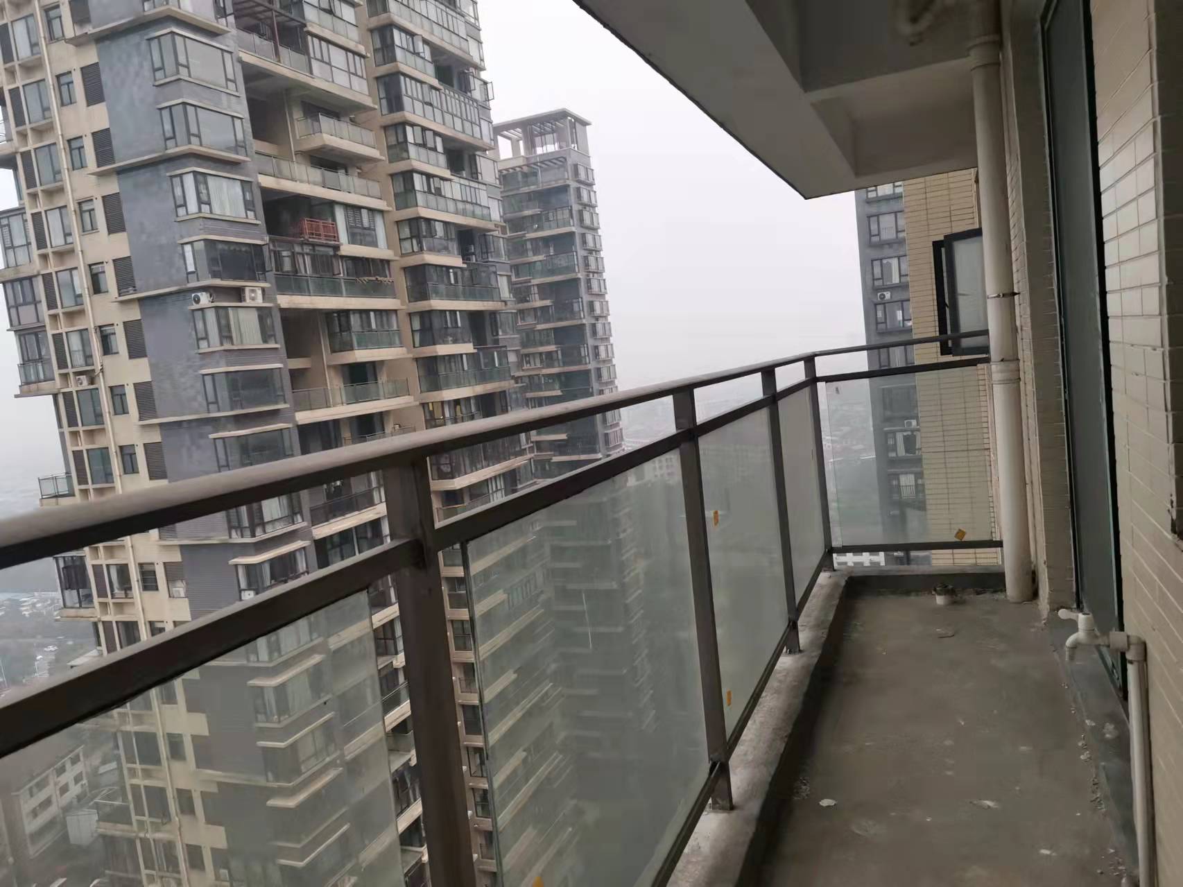 御景东方  5室2厅2卫   82.80万阳台