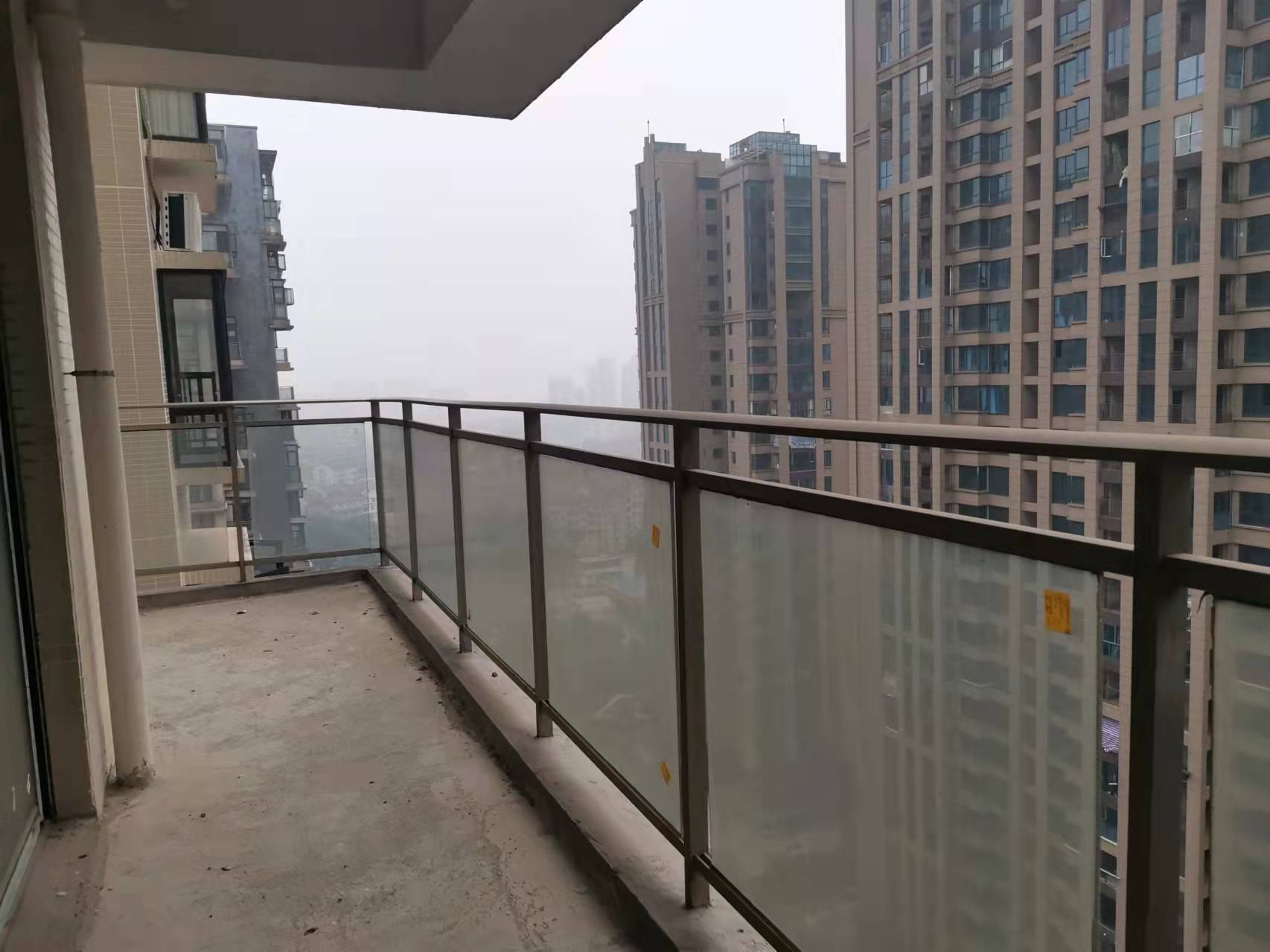 御景东方  5室2厅2卫   82.80万阳台