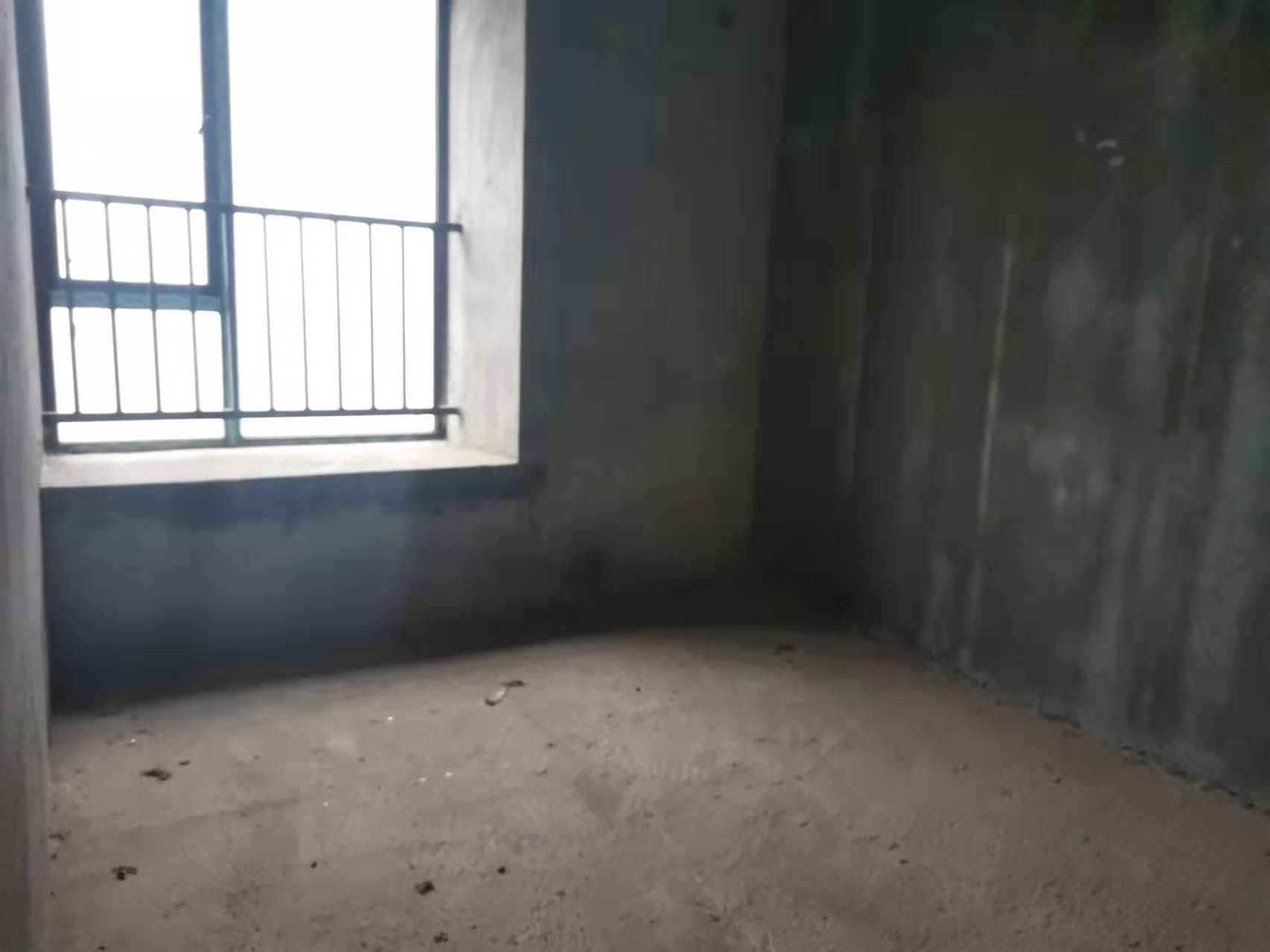 御景东方  5室2厅2卫   82.80万阳台